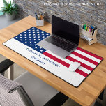 Alfrombrillas De Escritorio Bandera estadounidense personalizada Ejército de E<br><div class="desc">Delgado Mat de la Oficina de la Policía de la Línea Azul - Bandera americana diseño moderno blanco y azul criado . Personalizar con el nombre de los oficiales militares. Esta alfombra de escritorio militar personalizada es perfecta para ramas militares, veteranos, departamentos de policía y agentes del orden. DERECHOS RESERVADOS...</div>