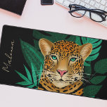 Alfrombrillas De Escritorio Bonito Jungle Leopard Floral Art | Negro| Nombre<br><div class="desc">Esta imponente alfombra de escritorio tiene un leopardo dibujado a mano/pintado, con hojas de selva tropical en tonos verdes sobre un fondo de color personalizado (mostrado en negro). Se incluye una plantilla de texto para facilitar la personalización. Moderna, hermosa y única - ¡hace un gran regalo! *Material gráfico / Ilustracion...</div>