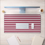 Alfrombrillas De Escritorio Borgoña vintage y rayas blancas rayadas<br><div class="desc">Diseño moderno de rayas vintage. Diseño de rayas verticales en moda francesa clásica de color burdeos y blanco elegante. Mat de escritorio a rayas de color blanco y borgoñona</div>