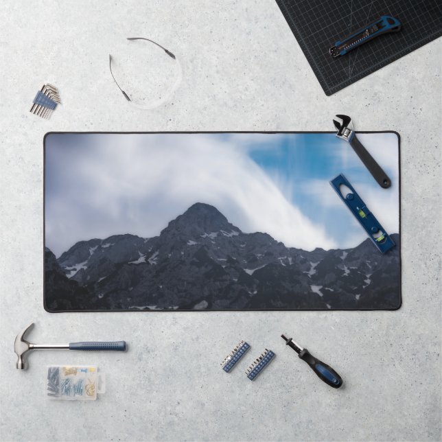 Alfrombrillas De Escritorio Bosque verde iluminado por el sol bajo las montaña (Puesto de trabajo)