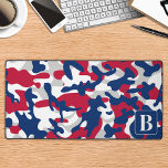 Alfrombrillas De Escritorio Camuflaje Monograma Personalizado de Camo Patrióti<br><div class="desc">Presentamos nuestra alfombra para el escritorio de camo, perfecta para añadir un toque de estilo militar a su oficina o instalación de juegos. El diseño de camuflaje rojo blanco y azul aporta un aspecto robusto y sofisticado a su espacio de trabajo. Esta almohadilla de ratón extra grande es el accesorio...</div>