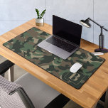 Alfrombrillas De Escritorio Camuflaje Monograma personalizado Woodland Camo<br><div class="desc">Presentamos nuestra alfombra para el escritorio de camo, perfecta para añadir un toque de estilo militar a su oficina o instalación de juegos. El diseño de camuflaje verde, tostado y marrón le aporta un aspecto robusto pero sofisticado a su espacio de trabajo. Esta almohadilla de ratón extra grande es el...</div>