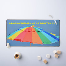 Colorida obra fotográfica de paraguas de playa o