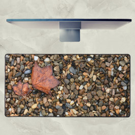 Alfrombrillas De Escritorio Dos hojas caídas en fotografías de guijarros mojad