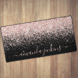 Alfrombrillas De Escritorio Efecto Rosa personalizado Purpurina de oro<br><div class="desc">Presentamos nuestro último accesorio de oficina imprescindible - el elegante rosa de mesa Top Mat! Personalice esta hermosa alfombra con su nombre en delicado tipo de letra y eleve su estética de espacio de trabajo. Descubra cómo esta impresionante pieza puede aportar un toque de brillo e inspiración a su rutina...</div>
