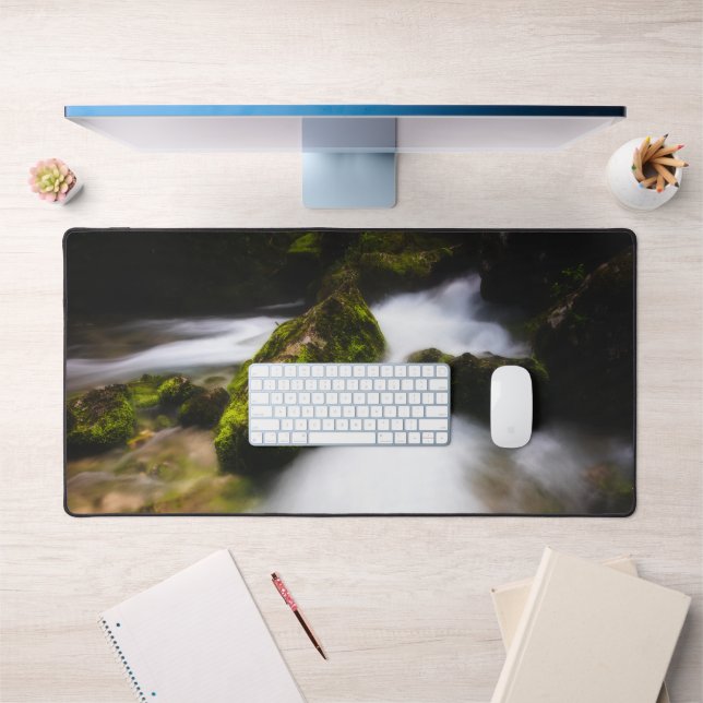 Alfrombrillas De Escritorio El agua fluye a través del bosque de mezquitas enc (Oficina 1)