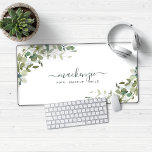 Alfrombrillas De Escritorio Elegante Eucalyptus Greenery Personalizado<br><div class="desc">Elegante Mochila de Personalizado botánico Eucalyptus Mat Mouse Pad con nuestro encantador eucalipto verde y tipografía moderna para su monograma. Fácil de personalizar con su información para una cómoda alfombra de escritorio, una superficie de trabajo o una obra de arte. Póngase en contacto con nosotros en cedarandstring@gmail.com si necesita ayuda...</div>