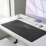 Alfrombrillas De Escritorio Elegante manuscrito de firma Monograma negro<br><div class="desc">Desk Mat presenta un dúo de fuentes de caligrafía moderna y un elegante tipo de letra serif.</div>