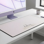 Alfrombrillas De Escritorio Elegante manuscrito de firma Monograma rosa<br><div class="desc">Experimente el pináculo de la elegancia personalizada con nuestra alfombra de escritorio, diseñada para el individuo más exigente. Diseñada con un espíritu minimalista, esta alfombra encarna una sofisticación refinada, elevando sin esfuerzo cualquier espacio de trabajo. En su núcleo, su primer nombre grava la superficie en un estilo de firma de...</div>