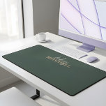 Alfrombrillas De Escritorio Elegante manuscrito de firma Monograma Verde<br><div class="desc">Desk Mat presenta un dúo de fuentes de caligrafía moderna y un elegante tipo de letra serif.</div>