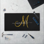 Alfrombrillas De Escritorio Elegante Monograma Oro Negro<br><div class="desc">Guión oro monogramado personalizado con nombre de guión inicial y blanco en un fondo negro. Un estilo tipográfico de tendencia minimalista.</div>