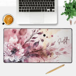 Alfrombrillas De Escritorio Elegante y moderno acuarela Floral nombre personal<br><div class="desc">El elegante y moderno acuarela Floral Personalizado Name Desk Mat cuenta con una flor color de agua rosa morado con hojas y se personaliza con su nombre en un moderno guión de caligrafía. Perfecto regalo para la familia y amigos por cumpleaños, Navidades, Día de la Madre, abuelos, hermana, esposa, novia,...</div>