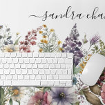 Alfrombrillas De Escritorio Flor silvestre personalizada<br><div class="desc">Presentamos nuestro último accesorio de oficina imprescindible - el Watercolor Wildflowers Desk Top Mat! 🌺 Personalice esta hermosa alfombra con su nombre en delicado tipo de letra y eleve su estética de espacio de trabajo. Descubra cómo esta impresionante pieza puede aportar un toque de naturaleza e inspiración a su rutina...</div>
