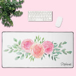 Alfrombrillas De Escritorio Flora acuarela personalizada<br><div class="desc">Esta alfombra de bonito y de escritorio femenina cuenta con flores acuáticas en tonos melocotón y rosa con follaje verde. Personalizar con su propio nombre, o puede borrar el nombre si prefiere que el elemento no lo tenga. Utilice la Herramienta de diseño para cambiar el tamaño, estilo o color del...</div>