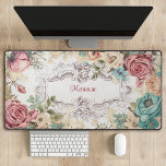 Alfrombrillas De Escritorio Floral francesa vintage personalizada<br><div class="desc">Diseño elegante,  ondulado y femenino con delicada etiqueta floral de estilo rococó francés,  rodeada de rosas rosa,  crema y verde azulados de antaño con sutiles texturas de papel acuarela. Incluye un campo de texto modificable para su nombre personalizado,  monograma o texto.</div>