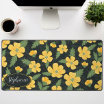 Alfrombrillas De Escritorio Flores de mariposa de patrón floral personalizadas<br><div class="desc">Sumérjase en la tranquilidad de la naturaleza con este bonito moqueta floral de flores de mariposa con moqueta de escritorio personalizada. Cubierta en un sofisticado patrón de florecimiento de mariposas vibrantes, captura sin esfuerzo el espíritu de un prado floreciente. El diseño floral combina los colores vivos de las flores de...</div>