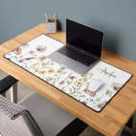 Alfrombrillas De Escritorio Flores silvestres de color de agua fresca Boho con<br><div class="desc">Lleve el frescor de un jardín de flores silvestres al aire libre a su casa, estudio o oficina de negocios con este elegante diseño de flores silvestres color agua en suaves tonos pastel de rosa, azul perinchable, blanco roto y amarillo con tallos delicados y vegetación. Se incluye una plantilla de...</div>