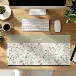 Alfrombrillas De Escritorio Flores silvestres florales personalizadas<br><div class="desc">Enriquece tu espacio de trabajo con un toque de personalidad y elegancia con nuestra alfombra floral personalizada Watercolor Wildflowers. Delicadas flores silvestres de bonito, bellamente decoradas en tonos pastel, se encuentran en un fondo blanco que las hace realmente destacables. Este escritorio elegante y sofisticado no sólo realza la estética de...</div>