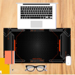 Alfrombrillas De Escritorio Fondo de juego geométrico negro y naranja de Guay<br><div class="desc">Textura metálica futurista negra y naranja,  fondo de juego geométrico moderno fresco con acentos verdes. Personalizado monograma naranja opcional.</div>