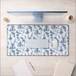 Alfrombrillas De Escritorio Fuentes y árboles fantásticos de la época azul<br><div class="desc">La histórica adaptación sin fisuras de un patrón textil John Munn inglés grabado en tela de jouy de los años 1770 con un monumento clásico a Shakespeare,  fuentes,  aves y flores exóticas. Azul sobre fondo blanco.</div>