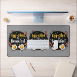 Alfrombrillas De Escritorio Huevo citado para Desayuno Funny Foodie Pun Design<br><div class="desc">Comience bien la mañana con una sonrisa con este divertido diseño "Egg-Cited for Breakfast", perfecto para los amantes de la comida y los amantes del brunch. Esta obra de arte, de encantador estilo dibujado a mano, exhibe dos huevos al lado del sol junto con unas tiras de tocino crujientes, todo...</div>