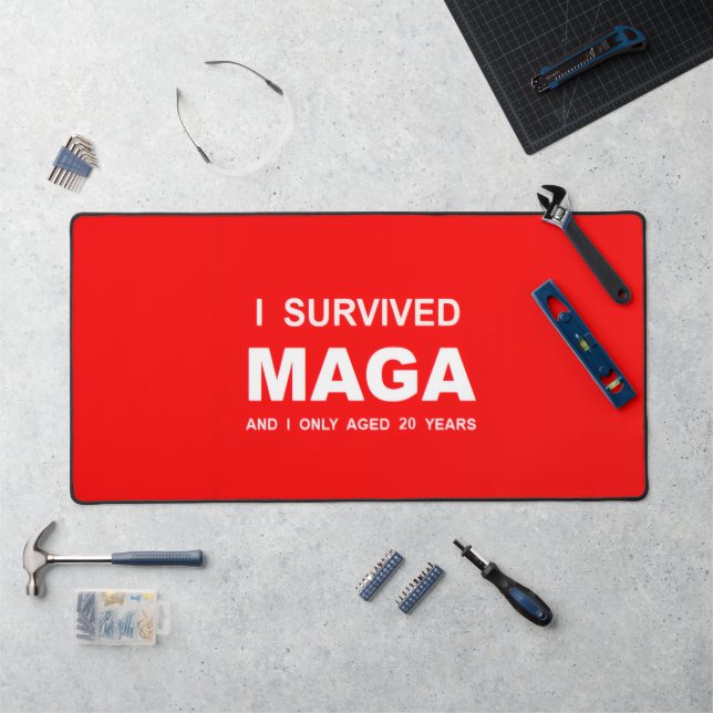 Alfrombrillas De Escritorio I Survived MAGA  (Puesto de trabajo)