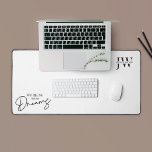 Alfrombrillas De Escritorio Iniciales blancas negras mínimas trabajando en mis<br><div class="desc">Añada un toque personalizado a su espacio de trabajo con esta moderna alfombra de escritorio en blanco y negro con espacio para sus iniciales o logotipo de negocios, así como una cita motivadora que dice "Trabajar en mis sueños". Este minimalista diseño de alfombras de escritorio es perfecto para su uso...</div>