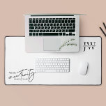 Alfrombrillas De Escritorio Iniciales minimalistas de Monograma en blanco y ne<br><div class="desc">Añada un toque personalizado a su espacio de trabajo con esta estera de escritorio blanca y negra a la moda, con espacio para sus iniciales o logotipo de negocios, así como una cita motivadora que dice "Donde la creatividad viene a vivir". Esta sencilla alfombra de escritorio es perfecta para usar...</div>