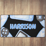 Alfrombrillas De Escritorio Juegos de acuarela azul personalizados<br><div class="desc">Presentamos nuestro más reciente accesorio de juego para niños, el personalizado con temática azul Top Mat! Diseñado con un fondo negro, con controladores azul acuarela, consolas y personalizado con su nombre en un divertido tipo de letra burbuja. Esta alfombra cuenta con soporte antideslizante para evitar deslizamientos y deslizamientos, además de...</div>