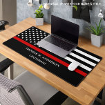 Alfrombrillas De Escritorio La línea roja delgada personalizada del bombero<br><div class="desc">Mat de la mesa del bombero de la línea roja delgada - Bandera estadounidense en los colores de la bandera del bombero, diseño moderno negro y rojo . Personalice con el nombre y rango del bombero. Esta alfombra personalizada para bomberos es perfecta para los departamentos de bomberos, el servicio de...</div>