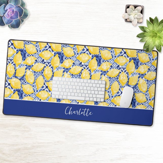 Alfrombrillas De Escritorio Lemon Citrus Blue Mediterranean Personalized (Modern lemon citrus Mediterranean blue tile personalized custom text desk mat)