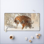 Alfrombrillas De Escritorio Mama y Baby Tiger<br><div class="desc">Mochila personalizada Mama and Baby Tiger Perfecto para la escritura, escritura o elaboración, nuestra esterilla de escritorio multifuncional iluminará cualquier oficina o área de trabajo con una impresión de sublimación de tinta de punta a punta. Fabricado con material duradero de neopreno de 3 mm de espesor, cuenta con un respaldo...</div>