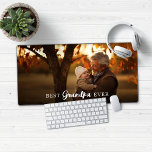 Alfrombrillas De Escritorio Mejor foto de abuelo Granparent<br><div class="desc">Mejor Abuelo moderno o Mat de escritorio para toallas para ratón de foto abuelo. Añade tu foto y texto favoritos para un divertido diseño personalizado. Póngase en contacto con nosotros en cedarandstring@gmail.com si necesita ayuda con el diseño o productos de coincidencia.</div>