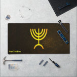 Alfrombrillas De Escritorio Menorah Flame<br><div class="desc">Una representación digital dorada y marrón de la menorah judía de siete ramificaciones (hebreo: מְ נ וֹ רָ ‎). Personalizar agregando su propio texto. La menorah de siete ramas, utilizada en el santuario portátil establecido por Moisés en el desierto y más tarde en el Templo en Jerusalén, ha sido un...</div>