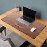 Alfrombrillas De Escritorio Mocha Patrón de malla geométrica marrón Monograma<br><div class="desc">Monograma Personalice con su personalizado inicial y su nombre. Estuche de escritorio único para su oficina,  habitación,  trabajo,  cueva masculina,  sala de juegos...  Patrón de malla geométrica de gradiente marrón. Diseño moderno sutil Elegante y fresco gradiente de malla geométrica del Triángulo.</div>