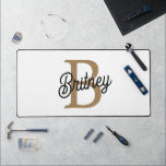 Alfrombrillas De Escritorio Moderno y elegante nombre de monograma Black Gold<br><div class="desc">El moderno y elegante Monograma Nombre Black Gold Script Desk Mat le aporta un toque de sofisticación y personalización a su espacio de trabajo. Este tapiz presenta un elegante fondo negro adornado con un elegante guión dorado, personalizable con su monograma y nombre. Proporciona una superficie suave y cómoda para escribir,...</div>