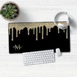Alfrombrillas De Escritorio Monograma de goteo de Purpurina de espuma de color<br><div class="desc">El Purpurina Girly Gold Sparkle Drips Monograma Mouse Pad Desk Mat con nuestro purpurina de moda gotea en oro de moda sobre un fondo negro moderno. Póngase en contacto con nosotros en cedarandstring@gmail.com si necesita ayuda con el diseño o productos de coincidencia.</div>