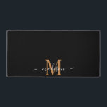 Alfrombrillas De Escritorio Monograma De Guión Blanco Oro En Negro<br><div class="desc">Una elegante alfombra de escritorio montada a la moda,  de estilo moderno y moderno,  con un nombre inicial de un serif dorado y un apellido de escritura blanca.</div>