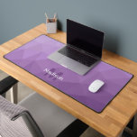 Alfrombrillas De Escritorio Monograma de malla geométrica de lavanda púrpura<br><div class="desc">Personaliza tu monograma con tu inicial y nombre personalizados. Alfombrilla de escritorio fresca y única para su oficina,  habitación,  trabajo,  sala de juegos.. Patrón de malla geométrica de gradiente de lavanda púrpura. Diseño moderno sutil Elegante y fresca gradiente de malla geométrica triangular.</div>