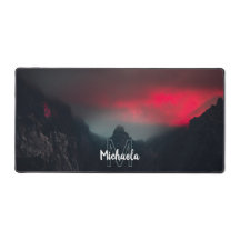 Monograma de nubes, niebla y montañas quemadas