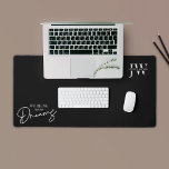Alfrombrillas De Escritorio Monograma del logotipo minimalista para empresas n<br><div class="desc">Añada un toque personalizado a su espacio de trabajo con esta minimalista alfombra de escritorio en blanco y negro con espacio para sus iniciales o el logotipo de su empresa, así como una cita motivadora que dice "Trabajar en mis sueños". Este moderno diseño de alfombras de escritorio es perfecto para...</div>