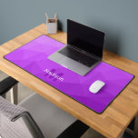 Alfrombrillas De Escritorio Monograma del modelo de malla geométrica de lavand<br><div class="desc">Monograma Personalice con su personalizado inicial y su nombre. Estuche de escritorio único para su oficina,  habitación,  trabajo,  sala de juegos. Patrón de malla geométrica del gradiente de lavanda púrpura. Diseño moderno sutil Elegante y fresco gradiente de malla geométrica del Triángulo.</div>