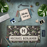 Alfrombrillas De Escritorio Monograma del patrón verde marrón del camuflaje mi<br><div class="desc">Camuflaje militar Mostrador Monograma de Motograma Verde Marrón tiene un aspecto militar estupendo para los que han servido a nuestro país o como el aspecto de camuflaje. Personaliza con tu nombre inicial. Hace un gran regalo a esa persona especial para la oficina,  el hogar o la escuela.</div>