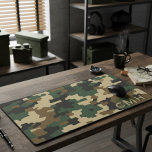 Alfrombrillas De Escritorio Monograma digital de camuflaje militar verde<br><div class="desc">Lleve un borde táctico y personalizado a su área de trabajo con esta alfombra de escritorio de camuflaje personalizado. Perfecto para los jugadores, el personal militar y los amantes del exterior, este gran mousepad presenta un clásico patrón de camo digital en verde, marrón y negro. La base de goma duradera...</div>