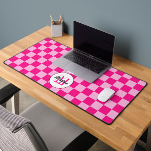 Alfrombrillas De Escritorio Monograma geométrico rosa caliente a cuadros retro