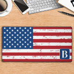 Alfrombrillas De Escritorio Monograma militar personalizado de la bandera esta<br><div class="desc">American Flag Desk Mat - Bandera americana diseño moderno rojo y azul. Personaliza con nombre militar, oficial de policía o veterano. Esta alfombra de escritorio militar personalizada es perfecta para ramas militares, veteranos, departamentos de policía y agentes del orden. DERECHOS RESERVADOS © 2023 Judy Burrows, Black Dog Art - Todos...</div>