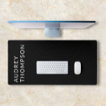 Alfrombrillas De Escritorio Monograma Minimalista moderno negro<br><div class="desc">Mat de escritorio para negocios.</div>
