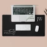 Alfrombrillas De Escritorio Monograma minimalista para empresas en blanco y ne<br><div class="desc">Añada un toque personalizado a su espacio de trabajo con esta estera de escritorio blanca y negra a la moda, con espacio para sus iniciales o logotipo de negocios, así como una cita motivadora que dice "Donde la creatividad viene a vivir". Esta sencilla alfombra de escritorio es perfecta para usar...</div>