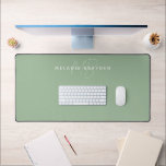 Alfrombrillas De Escritorio Monograma Minimalista verde sabio<br><div class="desc">Sage Green Monogram Desk Mat en escritura y letra simple.</div>
