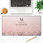 Alfrombrillas De Escritorio Monograma Nombre Purpurina rosa Estilo Monogramado<br><div class="desc">Monograma Nombre Purpurina rosa Mostrador monogramado elegante con un diseño sencillo, moderno y elegante, con su monograma y nombre en la tipografía de escritura moderna sobre un fondo rosado oscuro purpurina. Perfecto regalo para la familia, amigos, colegas de trabajo, profesores y más para Navidades, vacaciones, cumpleaños, Día de la Madre...</div>